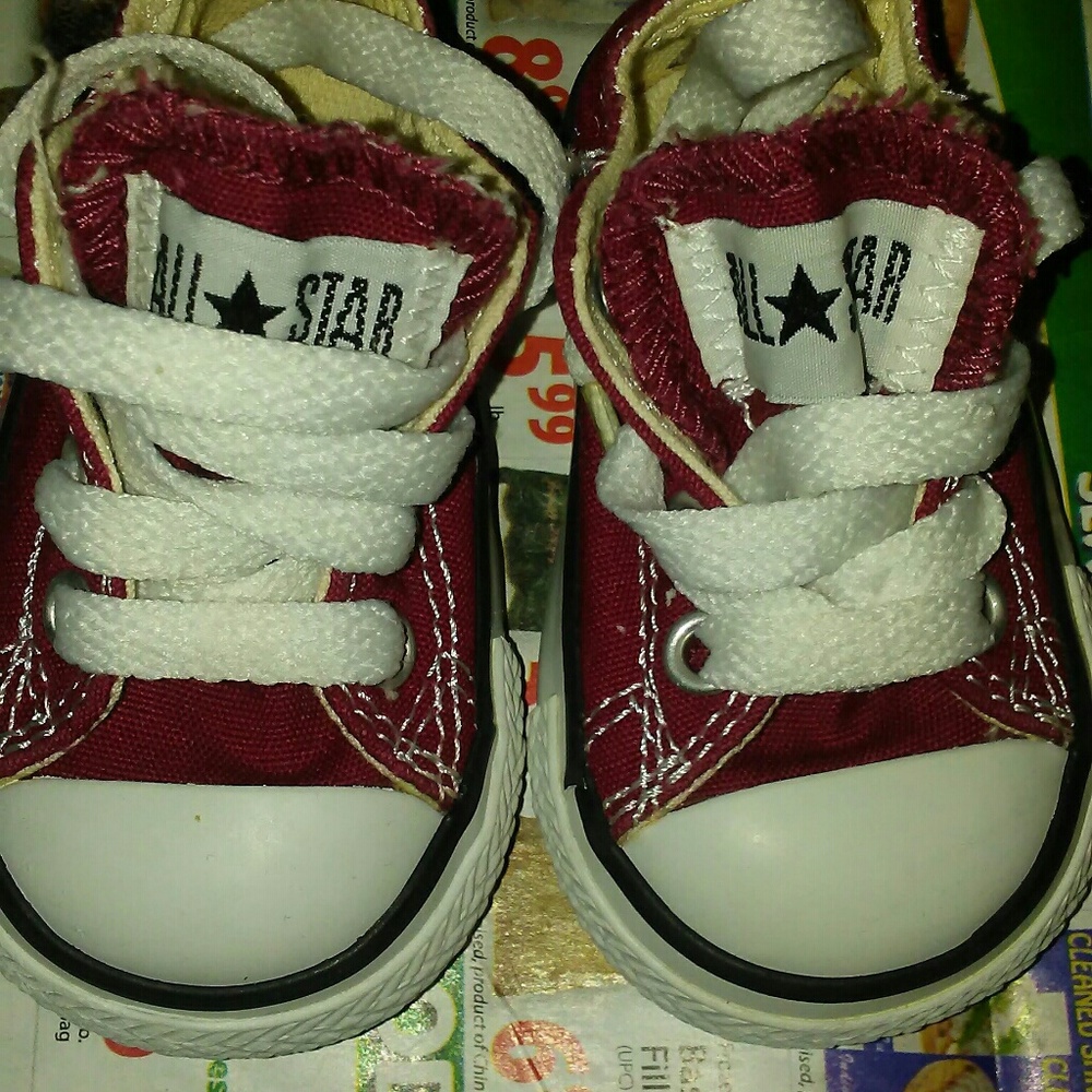 Baby burgundy converse